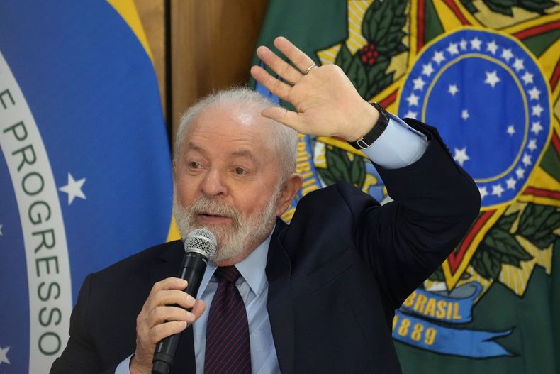 El presidente brasileño Luiz Inácio Lula da Silva habla durante un desayuno con periodistas en el palacio presidencial de Planalto, en Brasilia, el viernes 27 de octubre de 2023, en su 78mo cumpleaños. (AP Foto/Eraldo Peres)