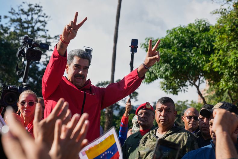 El presidente venezolano Nicolás Maduro durante festejos por el Día Internacional de los Pueblos Indígenas, el domingo 12 de octubre de 2025, en Caracas. (AP Foto/Ariana Cubillos)