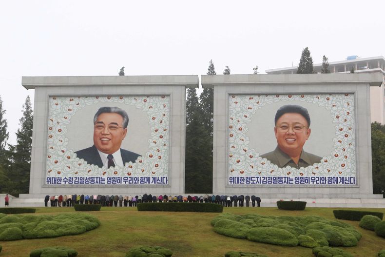 Ciudadanos visitan los retratos de los difuntos líderes norcoreanos Kim Il Sung y Kim Jong Il en el 78vo aniversario de la fundación del Partido Obrero de Corea en Pyongyang, Corea del Norte, 10 de octubre de 2023. (AP Foto/Jon Chol Jin)