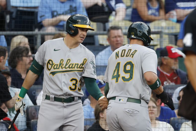 JJ Bleday, de los Atléticos de Oakland, felicita a Ryan Noda, quien anotó ante los Reales de Kansas City el sábado 6 de mayo de 2023 (AP Foto/Colin E. Braley)