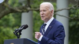 El presidente Joe Biden pronuncia un discurso desde el jardín de la Casa Blanca, el martes 14 de mayo de 2024, en Washington. (AP Foto/Susan Walsh)