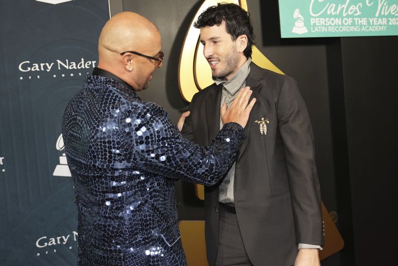 Wisin, izquierda, y Sebastián Yatra llega a la ceremonia en honor a la Persona del Año de la Academia Latina de la Grabación el miércoles 13 de noviembre de 2024, en Miami Beach, Florida. (Foto AP/Lynne Sladky)