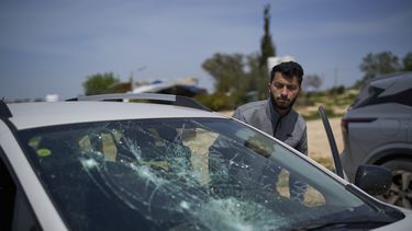 ARCHIVO - Basel Adra, codirector palestino del documental ganador del Oscar No Other Land, mira un automóvil dañado después del ataque de un colono en la aldea de Susiya en Masafer Yatta, en las colinas del sur de Hebrón, el 25 de marzo de 2025.(Foto AP/Leo Correa, archivo)