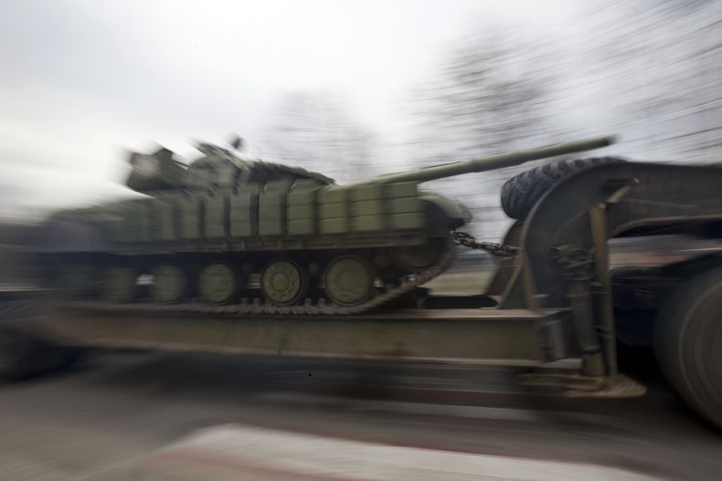 Tanques ucranianos son transportados desde su base en Perevalnoe, a las afueras de Simferopol, en Crimea, el mi&eacute;rcoles, 26 de marzo de 2014. (AP Photo/Pavel Golovkin)