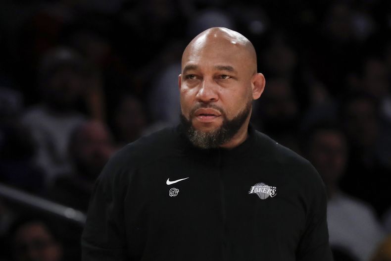 Darvin Ham, coach de los Lakers de Los Ángeles, reacciona durante la primera mitad del juego de baloncesto de la NBA en contra de los Timberwolves de Minnesota, el domingo 7 de abril de 2024, en Los Ángeles. Ham fue despedido por los Lakers cuatro días después de su eliminación en playoffs, el viernes 3 de mayo de 2024. (AP Foto/Etienne Laurent)
