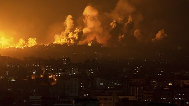 Fuego y humo se elevan tras un ataque aéreo israelí, el domingo 8 de octubre de 2023, en la Ciudad de Gaza. (AP Foto/Fatima Shbair)