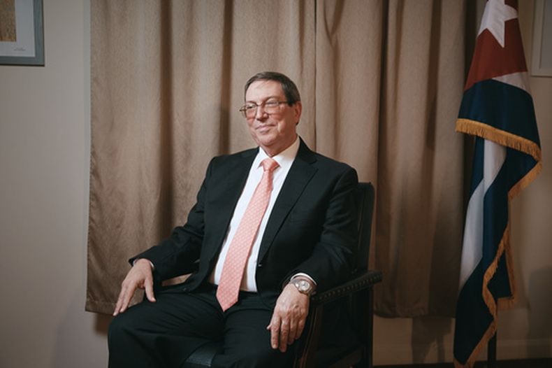 El ministro de Relaciones Exteriores de Cuba, Bruno Rodríguez, posa para una foto en la Misión Permanente de Cuba, en Nueva York, el jueves 24 de septiembre de 2026. (AP Foto/Andrés Kudacki)