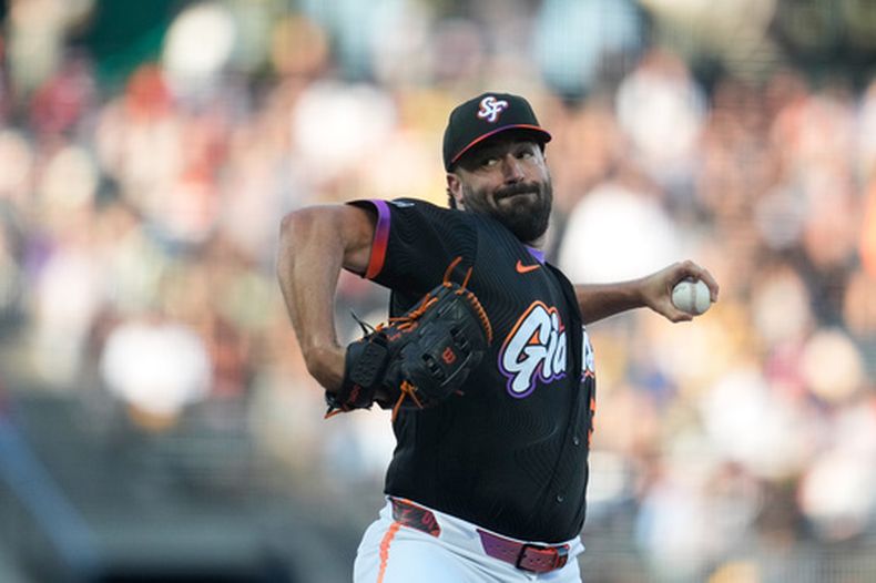 El lanzador de los Gigantes de San Francisco, Robbie Ray, lanza contra los Atléticos durante la primera entrada de un partido de béisbol, el martes 23 de junio de 2026, en San Francisco. (Foto AP/Jeff Chiu)