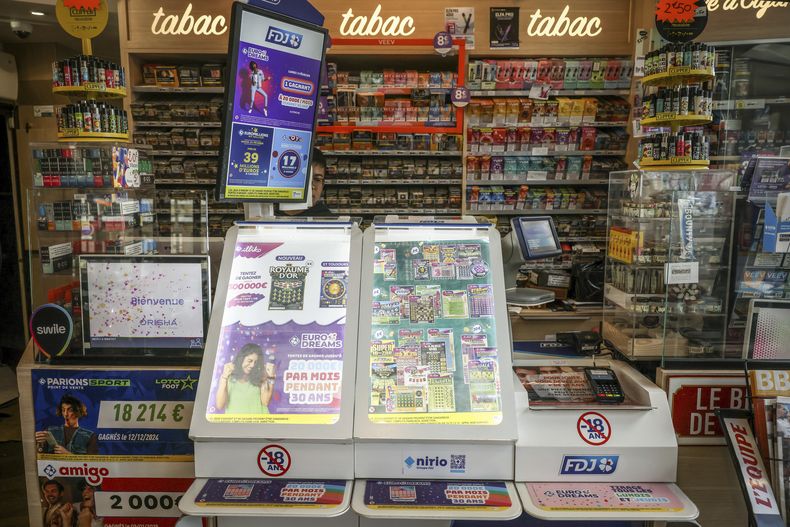 Boletos de lotería son exhibidos en una tienda en París, el sábado 22 de febrero de 2025. (AP Foto/Thomas Padilla)