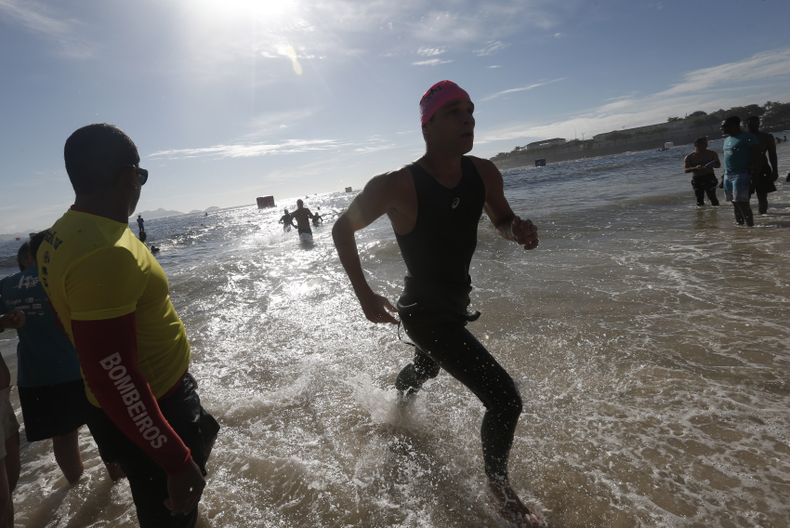 Nadadores participa en una competencia en la playa de Copacabana el s&aacute;bado, 14 de diciembre de 2014, en R&iacute;o de Janeiro. (AP Photo/Silvia Izquierdo)