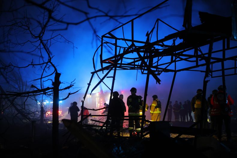 Rescatistas trabajan en un mercado destruido tras un ataque aéreo ruso, el 21 de noviembre de 2025, en Zaporiyia, Ucrania. (AP Foto/Kateryna Klochko)