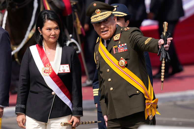 ARCHIVO - El jefe del Comando Conjunto de las Fuerzas Armadas, general César Ojeda, da la bienvenida a la nueva presidenta de Perú, Keiko Fujimori, en un desfile militar con motivo del Día de la Independencia en Lima, Perú, el miércoles 29 de julio de 2026. (AP Foto/Martín Mejía, Archivo)