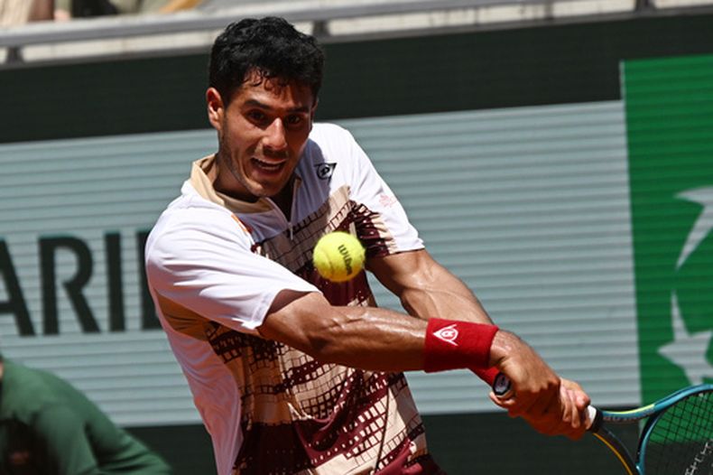 El paraguayo Daniel Vallejo devuelve ante el francés Moise Kouame durante la segunda ronda de Roland Garros, el jueves 28 de mayo de 2026, en París. (AP Foto/Emma Da Silva)