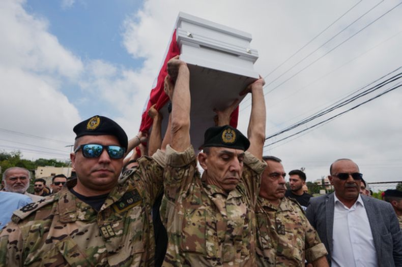 Oficiales del ejército libanés portan el ataúd del capitán Elie Khoury, quien murió el sábado en un ataque aéreo israelí, durante su cortejo fúnebre en Kfar Jarra, al sur del Líbano, el lunes 8 de junio de 2026. (Foto AP/Mohammed Zaatari)