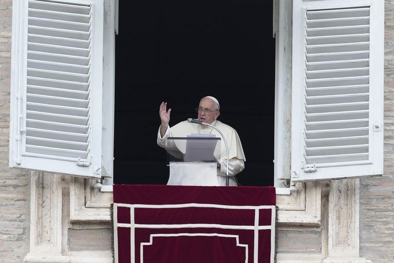 El papa Francisco da su bendición durante la oración del Angelus desde la ventana de su estudio con vista a la Plaza de San Pedro, en el Vaticano, el domingo 2 de julio de 2023. (AP Foto/Alessandra Tarantino)