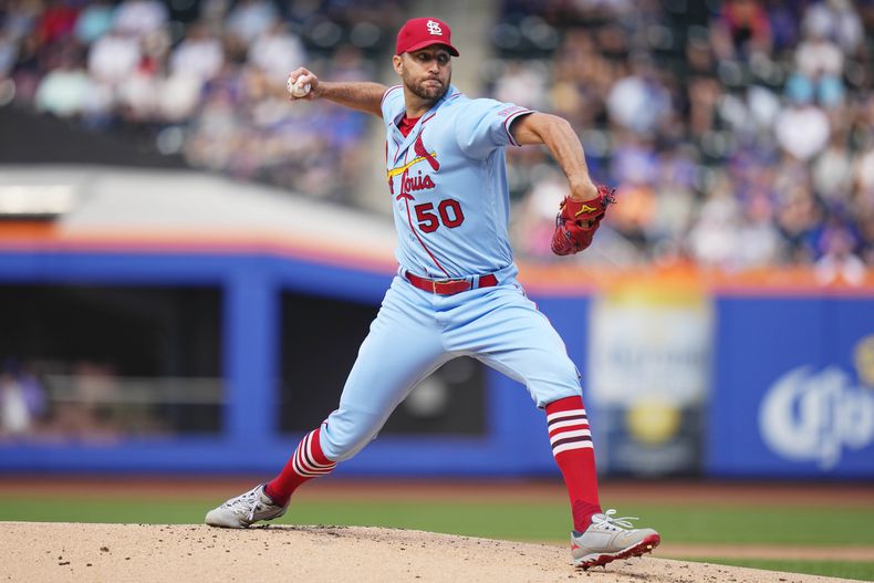 Adam Wainwright de los Cardenales de San Luis lanza en la primera entrada del encuentro ante los Mets de Nueva York el sábado 17 de junio del 2023. (AP Foto/Frank Franklin II)