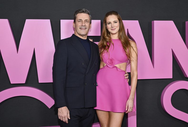 Jon Hamm, izquierda, y su esposa Anna Osceola asisten al estreno mundial de Mean Girls en el cine AMC Lincoln Square el lunes 8 de enero de 2024, en Nueva York. (Evan Agostini/Invision/AP)