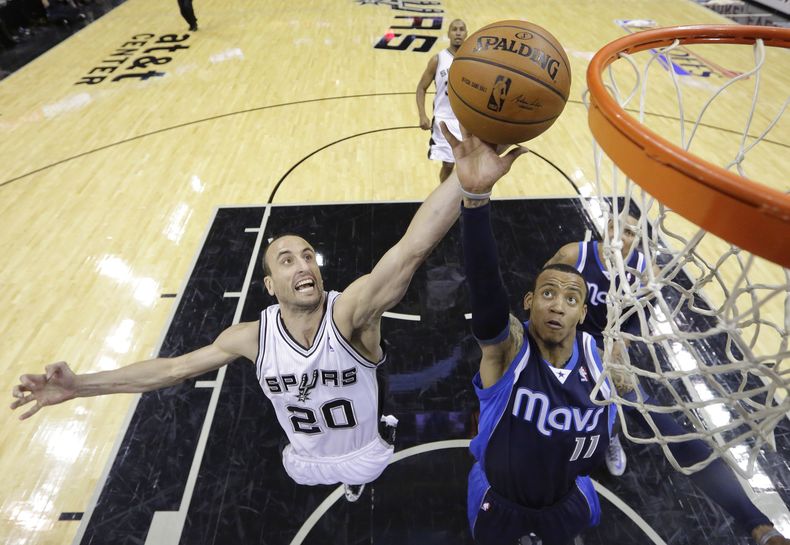 Monta Ellis (11) de los Mavericks de Dallas, ataca al aro ante la marca del argentino de los Spurs de San Antonio, Manu Gin&oacute;bili (20), durante la primera mitad del juego cinco de la primera ronda de playoffs el mi&eacute;rcoles 30 de abril de 2014
