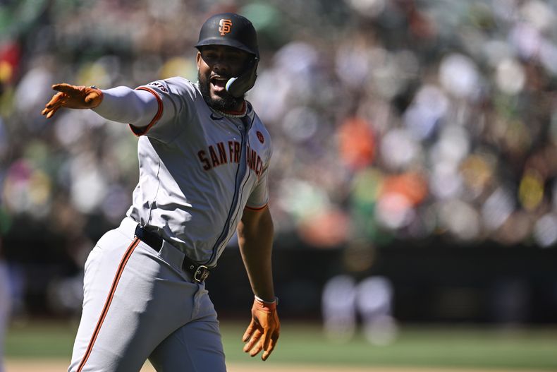 El dominicano de los Gigantes de San Francisco, Jerar Encarnación celebra luego de conectar su cuadrangular de dos carreras ante los Atléticos de Oakland, mientras recorre las bases durante el décimo episodio del juego de béisbol el domingo 18 de agosto de 2024, en Oakland, California. (AP Foto/Eakin Howard)
