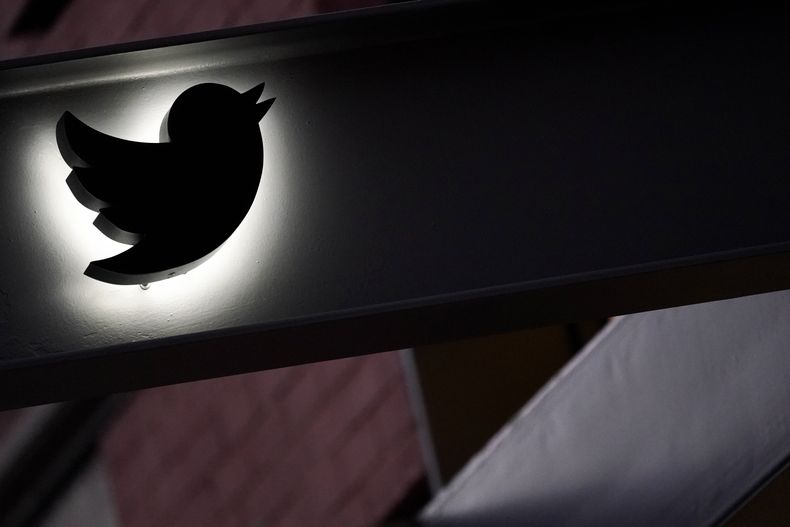 ARCHIVO - El logotipo de Twitter aparece en una marquesina en el edificio donde se encuentra la oficina de Twitter en Nueva York, el miércoles 26 de octubre de 2022. (AP Foto/Mary Altaffer, Archivo)