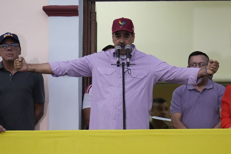 El presidente de Venezuela Nicolás Maduro se dirige a sus simpatizantes durante un evento para conmemorar el aniversario de su controversial reelección y el cumpleaños del difunto exmandatario Hugo Chávez, el lunes 28 de julio de 2025, en Caracas. (AP Foto/Ariana Cubillos)