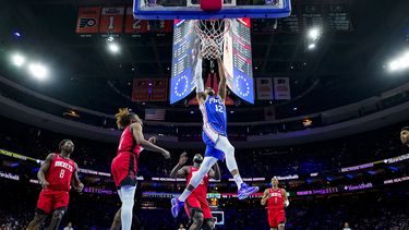 Con 29 puntos de Harden, 76ers superan a Rockets por 123-104