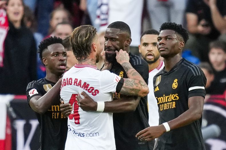 Sergio Ramos (primer plano) del Sevilla discute con Antonio Rudiger del Real Madrid durante el partido de la Liga de España, el sábado 21 de octubre de 2023, en Sevilla. (AP Foto/José Bretón)