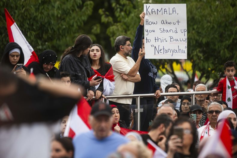 Cientos de personas se reúnen en un mitin de apoyo a Líbano tras los recientes ataques israelíes en los que han muerto cientos de personas, el miércoles 25 de septiembre de 2024 frente a la biblioteca del Centenario de Henry Ford en Dearborn, Michigan (Katy Kildee/Detroit News vía AP)