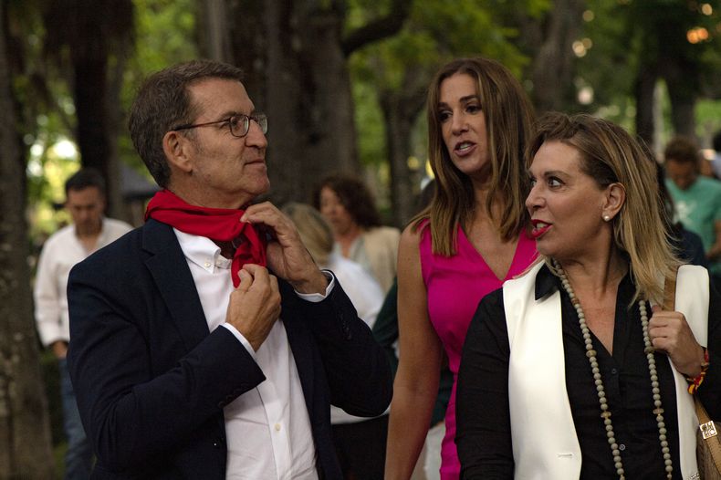 El candidato del Partido Popular, Alberto Núñez Feijóo, se dispone a iniciar un acto proselitista en Logroño, España, el sábado 15 de julio de 2023. (AP Foto/Alvaro Barrientos)