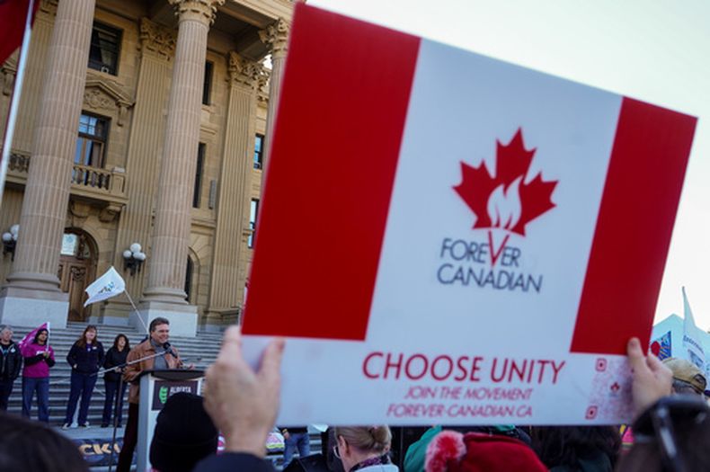 El líder de Canadá para Siempre, Thomas Lukaszuk, a la izquierda, ofrece un discurso en un mitin proCanadá en Edmonton, Alberta, el domingo 18 de octubre de 2026. (Timon Johnson/The Canadian Press via AP)
