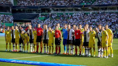 Las selecciones de Ucrania y Alemania posan juntas previo a un partido amistoso en Bremen, Alemania, el lunes 12 de junio de 2023. (AP Foto/Martin Meissner)