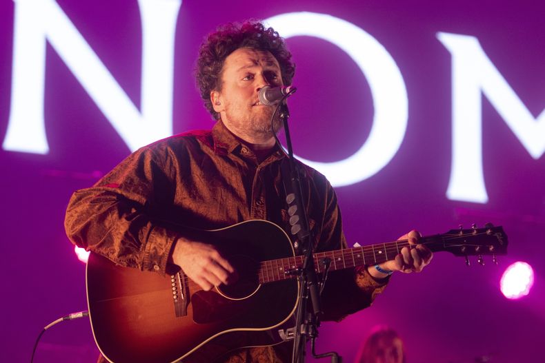 Joseph Mount, guitarrista de la banda británica Metronomy, durante su concierto en el festival Corona Capital en la Ciudad de México, el sábado 18 de noviembre de 2023. (Foto AP/Alejandro Godinez)