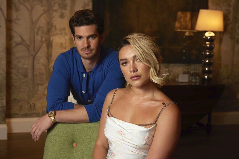 Andrew Garfield, izquierda, y Florence Pugh posan para un retrato para promocionar la película We Live in Time el martes 10 de septiembre de 2024 en Nueva York. (Foto Matt Licari/Invision/AP)