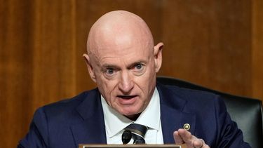 El senador demócrata por Arizona Mark Kelly en el Congreso en Washington el 14 de enero del 2025. (AP foto/Ben Curtis)