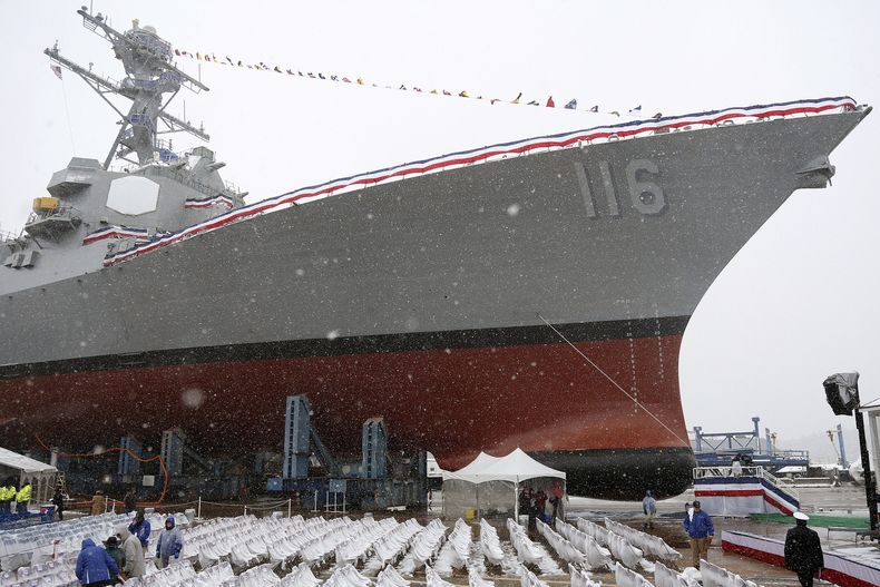 Nieve cae sobre el USS Thomas Hudner, un destructor de la Armada estadounidense que lleva el nombre de un veterano de la Guerra de Corea, durante la ceremonia de su bautizo, el 1 de abril de 2017, en Bath, Maine. (AP Foto/Mary Schwalm, Archivo)