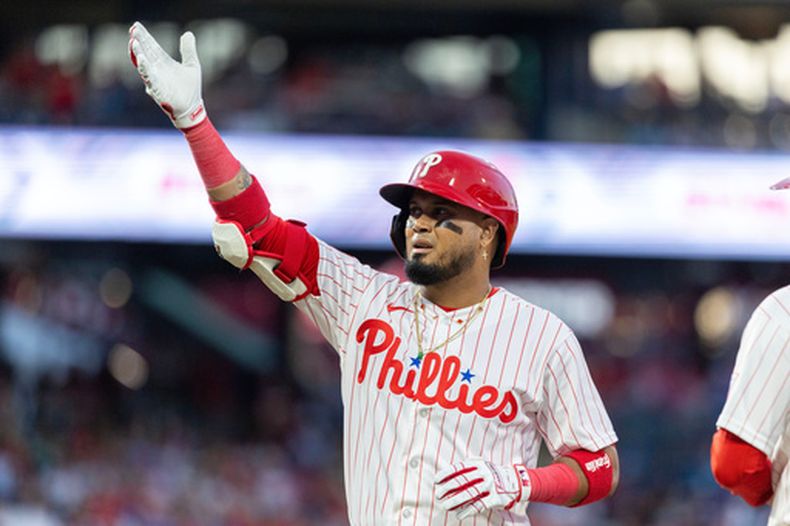 El venezolano Luis Arráez, de los Filis de Filadelfia, festeja luego de conectar un sencillo en el encuentro ante los Bravos de Atlanta, el sábado 5 de septiembre de 2026 (AP Foto/Laurence Kesterson)