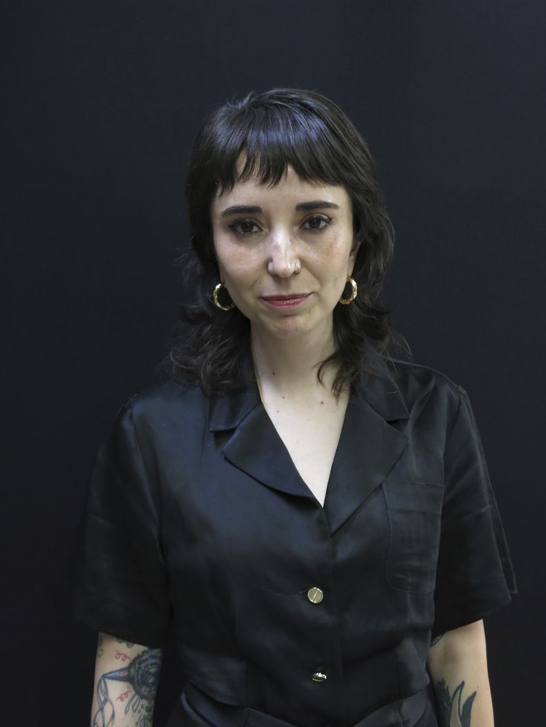 La directora Michelle Garza Cervera, de la película Huesera, posa en el almuerzo de nominados de la 65a edición del Premio Ariel de la Academia Mexicana de Artes y Ciencias Cinematográficas en la Ciudad de México el 3 de agosto de 2023. (Foto AP/Berenice Bautista)