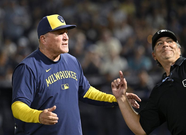 Pat Murphy, manager de los Cerveceros de Milwaukee, es expulsado por el umpire James Hoye durante el juego del viernes 9 de mayo de 2025, ante los Rays de Tampa Bay (AP Foto/Jason Behnken)