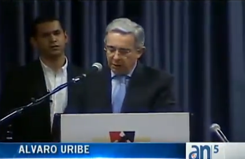 El expresidente Álvaro Uribe visita Miami y hace fuertes expresiones contra el gobierno de Juan Manuel Santos.