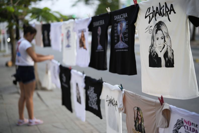 Camisetas con la imagen de la cantante pop Shakira a la venta antes de su concierto en Barranquilla, su ciudad natal en Colombia, el jueves 20 de febrero de 2025. (Foto AP/Fernando Vergara)