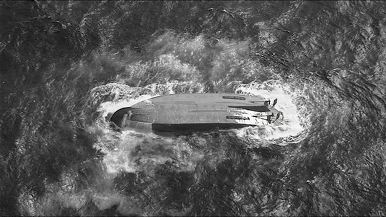 Un barco volcado en el mar cerca de Saipán, fotografiado por la tripulación de un avión HC-130 Hercules de la Guardia Costera estadounidense asignado a la base aérea de Barbers Point, el sábado 18 de abril de 2026, durante una búsqueda del Mariana, un barco que sufrió un fallo de motor el 15 de abril. (Guardia Costera de EEUU/Air Station Barbers Point via AP)