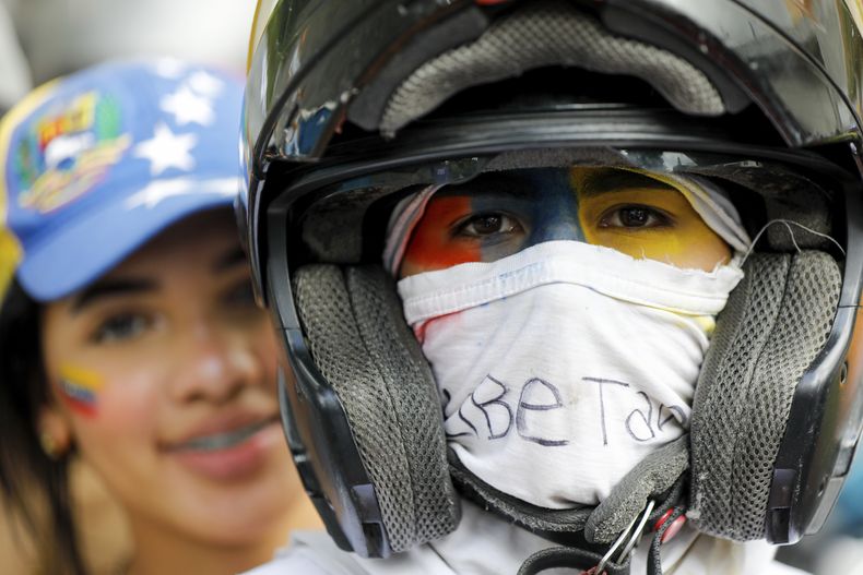 Manifestantes se movilizan contra los resultados de las elecciones que dieron por ganador a Nicolás Maduro, el martes 30 de julio de 2024. (AP Foto/Cristian Hernández)