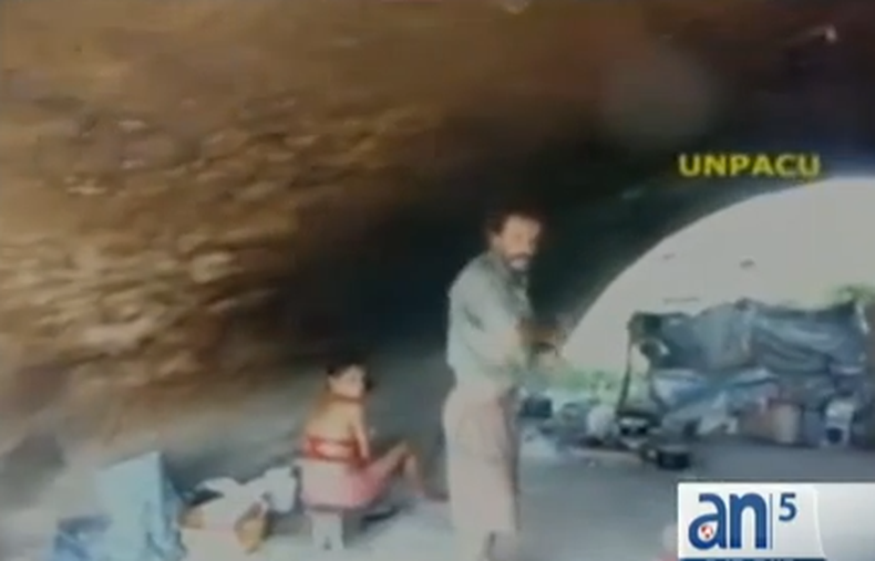 Bajo este puente en el poblado de Veguita, Santiago de Cuba, vive desde hace casi dos años esta familia cubana pese a que las autoridades conoce muy bien su caso.