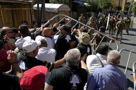 jubilados se enfrentan a fuerzas libanesas durante protesta