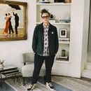 En esta fotografía sin fecha proporcionada por Sothebys, Mark Hoppus de Blink-182 posa junto a la pintura de su colección Crude Oil (Vettriano) de Banksy (2005), que Sothebys subastará el 4 de marzo y parte de las ganancias se destinará a las víctimas de los incendios forestales de Los Ángeles. (Max Montgomery/Sothebys via AP)