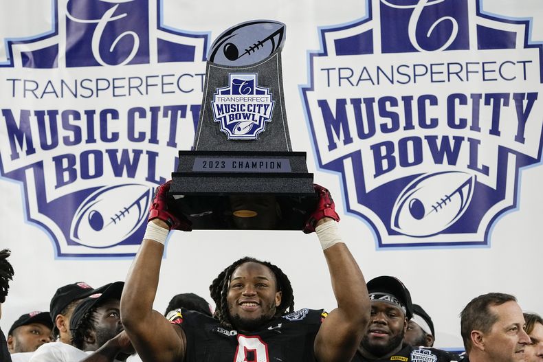 Edwards corre para un touchdown y lanza para otro; Maryland vence a