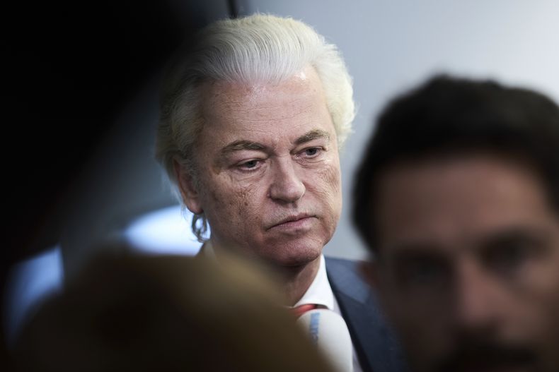 El político de ultraderecha Geert Wilders comparece tras retirar a su formación de la coalición de cuatro partidos que gobernaba en Holanda, en La Haya, el 3 de junio de 2025. (AP Foto/Peter Dejong)