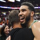 Jayson Tatum, de los Celtics de Boston, festeja la victoria sobre el Heat de Miami en el sexto partido de la final de la Conferencia Este, el sábado 27 de mayo de 2023 (AP Foto/Michael Laughlin)