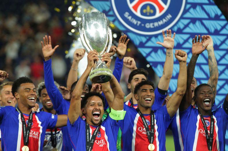 Los jugadores del PSG alzan el trofeo de la Supercopa de la UEFA tras vencer a Aston Villa, el miércoles 12 de agosto de 2026, en Salzburgo, Austria. (AP Foto/Heinz-Peter Bader)