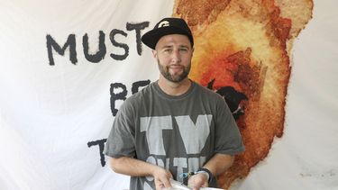 William Perry, fundador de This Must Be The Place, sostiene dosis de naloxona gratuitas para distribuirlas entre los asistentes al Governors Ball Music Festival el domingo 9 de junio de 2025, en Flushing Meadows Corona Park en el distrito de Queens de Nueva York. (Foto Andy Kropa/Invision/AP)